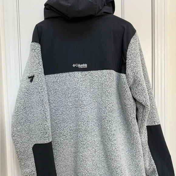 Columbia Titanium Arctic Gray and Black Fleece Jacket - Picture 3 of 3